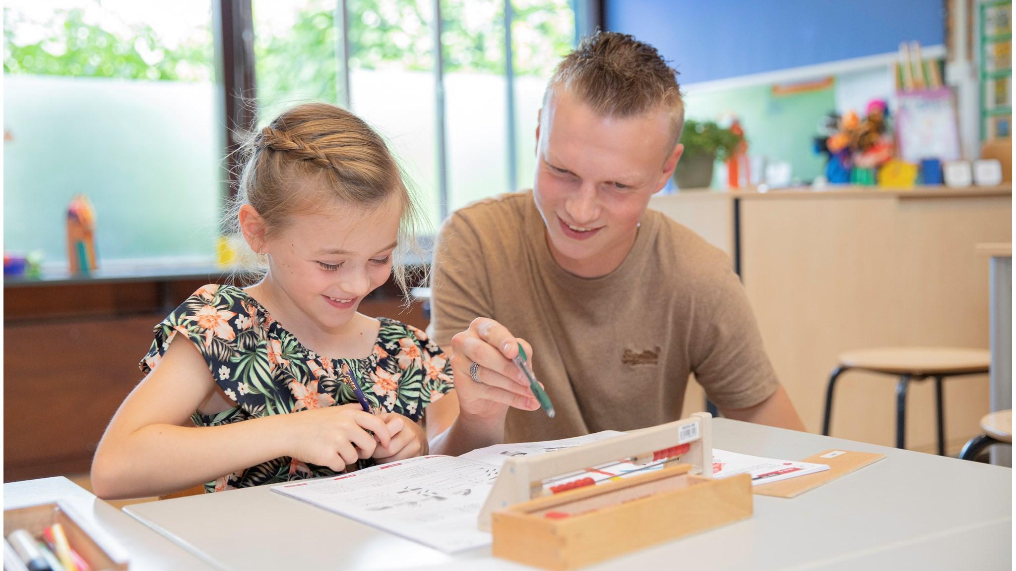 Een leerling en een begeleider werken samen aan een activiteit in De Antoniusschool in Nieuw-Vennep. Een leerling en een begeleider werken samen aan een activiteit in De Antoniusschool in Nieuw-Vennep.
