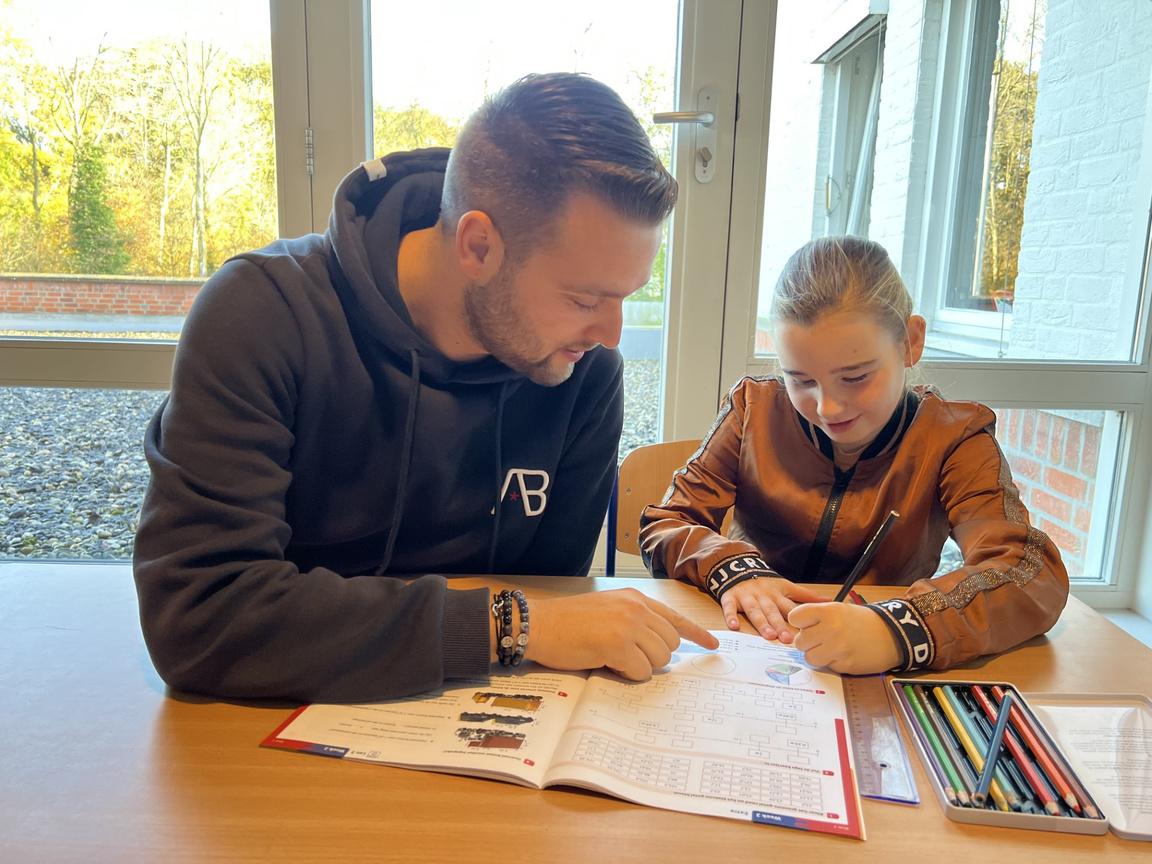 Een leerling en een docent van IKC Franciscus in Babberich werken samen aan een educatieve activiteit. Een leerling en een docent van IKC Franciscus in Babberich werken samen aan een educatieve activiteit.