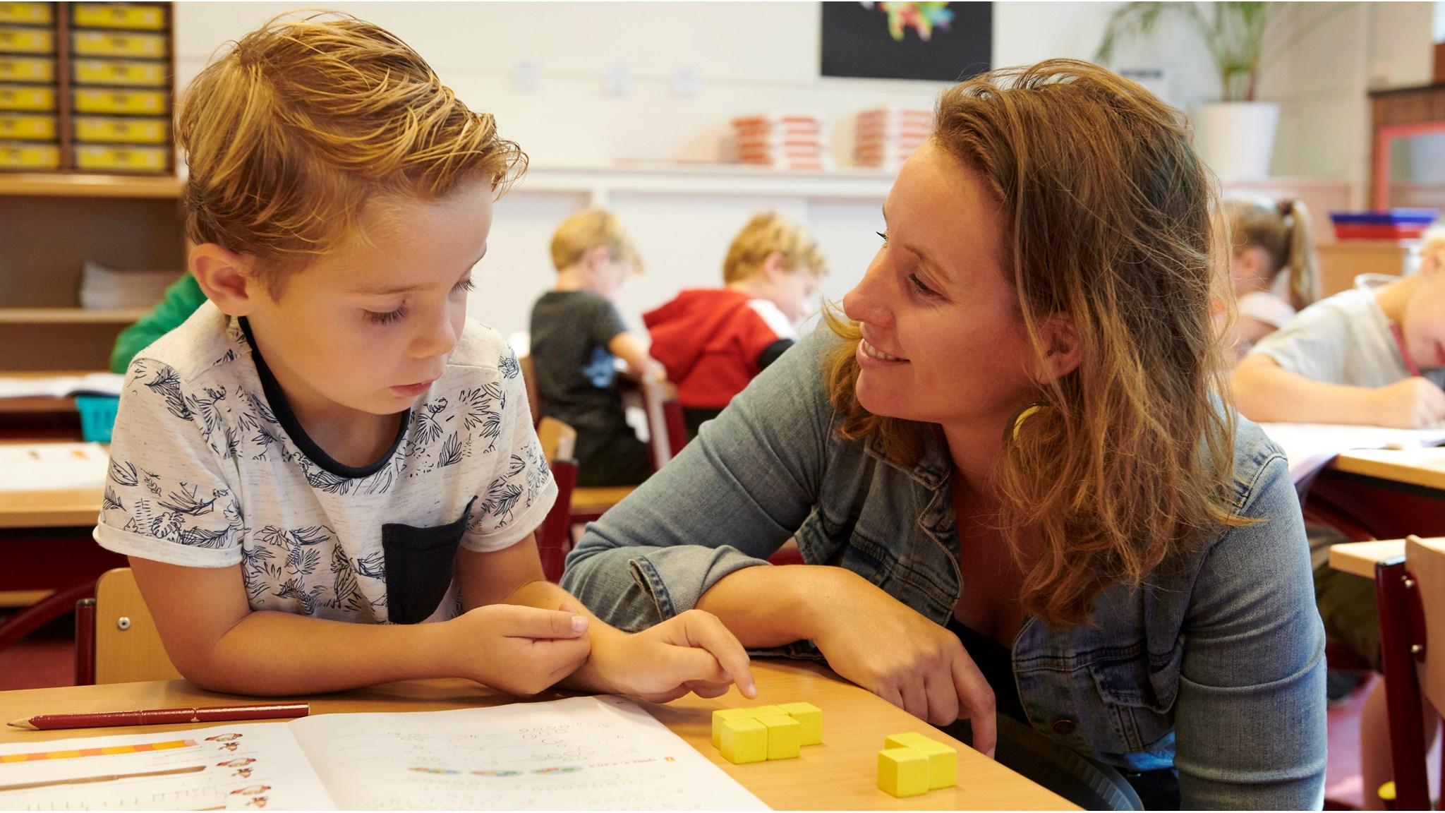 Een leerling en een docent werken samen in de klas van de Beatrixschool in Haarlem. Een leerling en een docent werken samen in de klas van de Beatrixschool in Haarlem.