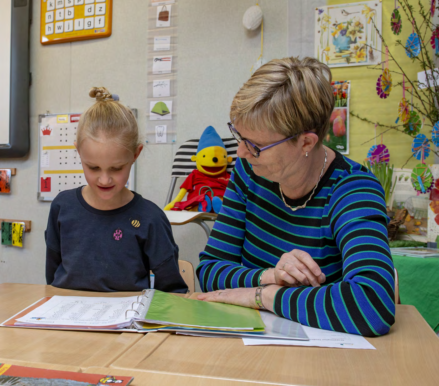 Een leerling en een juf werken samen aan een boek in Daltonschool De Westerkim in Zaandam. Een leerling en een juf werken samen aan een boek in Daltonschool De Westerkim in Zaandam.
