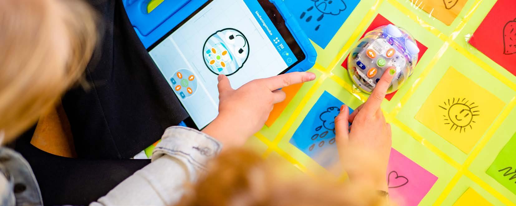 Een leerling gebruikt een tablet en een robot op het schoolplein van De Zuidster in Zwolle. Een leerling gebruikt een tablet en een robot op het schoolplein van De Zuidster in Zwolle.