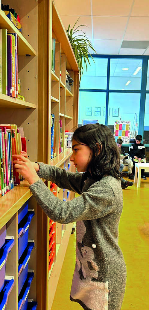 Een leerling in OBS de Piramide in Haarlem is bezig met het opruimen van boeken in de bibliotheek. Een leerling in OBS de Piramide in Haarlem is bezig met het opruimen van boeken in de bibliotheek.