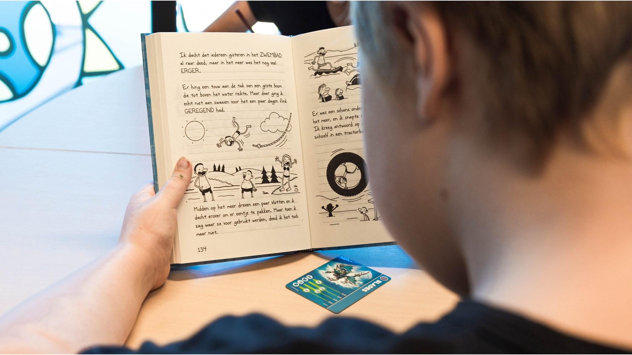 Een leerling leest een boek aan tafel op Openbare basisschool De Clockeslach in Vlagtwedde. Een leerling leest een boek aan tafel op Openbare basisschool De Clockeslach in Vlagtwedde.