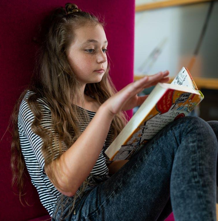 Een leerling leest een boek in de Synergieschool St Alfonsus voor basisonderwijs in Roermond. Een leerling leest een boek in de Synergieschool St Alfonsus voor basisonderwijs in Roermond.