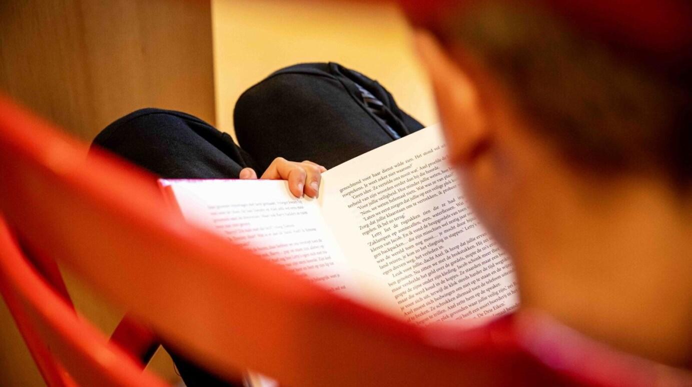 Een leerling leest een boek op Sterrenpad 't Ven in Venlo.