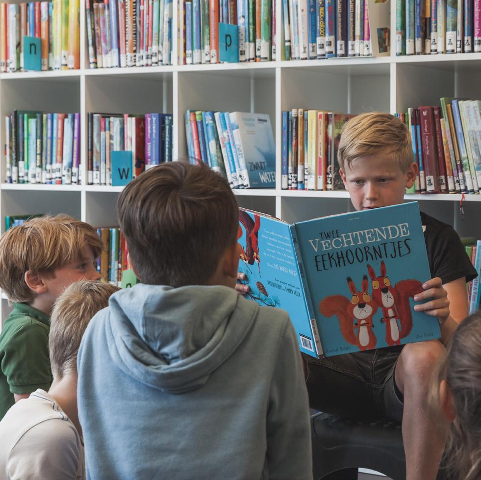 Een leerling leest een boek voor aan zijn klasgenoten in de bibliotheek van Openbare Basisschool De Hasselbraam in Haaren. Een leerling leest een boek voor aan zijn klasgenoten in de bibliotheek van Openbare Basisschool De Hasselbraam in Haaren.