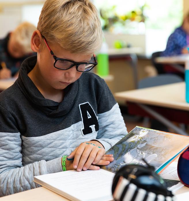 Een leerling leest geconcentreerd in de klas van Jozefschool Katholiek Basisonderwijs in Aalsmeer. Een leerling leest geconcentreerd in de klas van Jozefschool Katholiek Basisonderwijs in Aalsmeer.