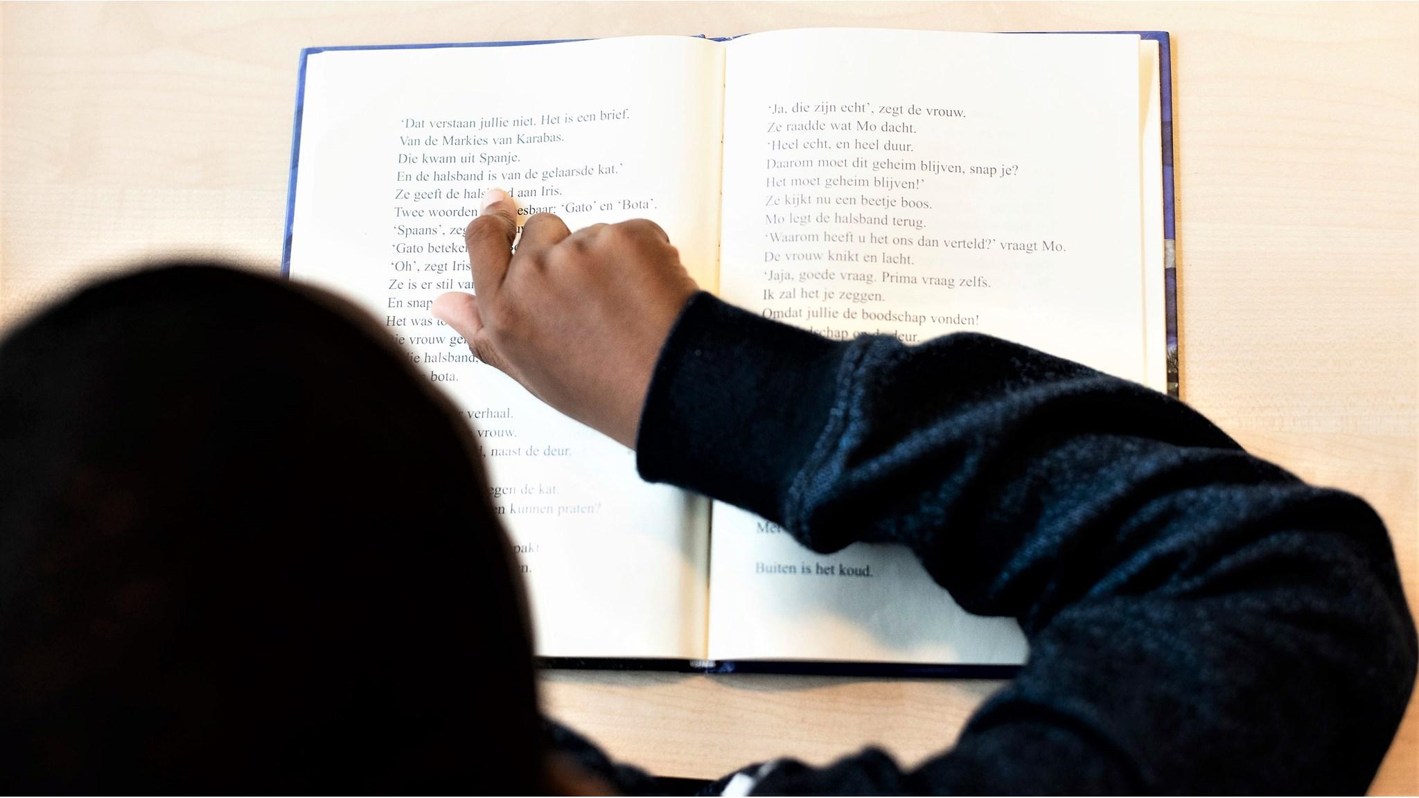 Een leerling leest in een boek tijdens een activiteit op SBO De Toekomst in Dordrecht. Een leerling leest in een boek tijdens een activiteit op SBO De Toekomst in Dordrecht.