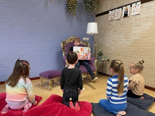Een leerling leest voor aan andere kinderen in een leeshoek van Basisschool Lambertus in Swalmen. Een leerling leest voor aan andere kinderen in een leeshoek van Basisschool Lambertus in Swalmen.