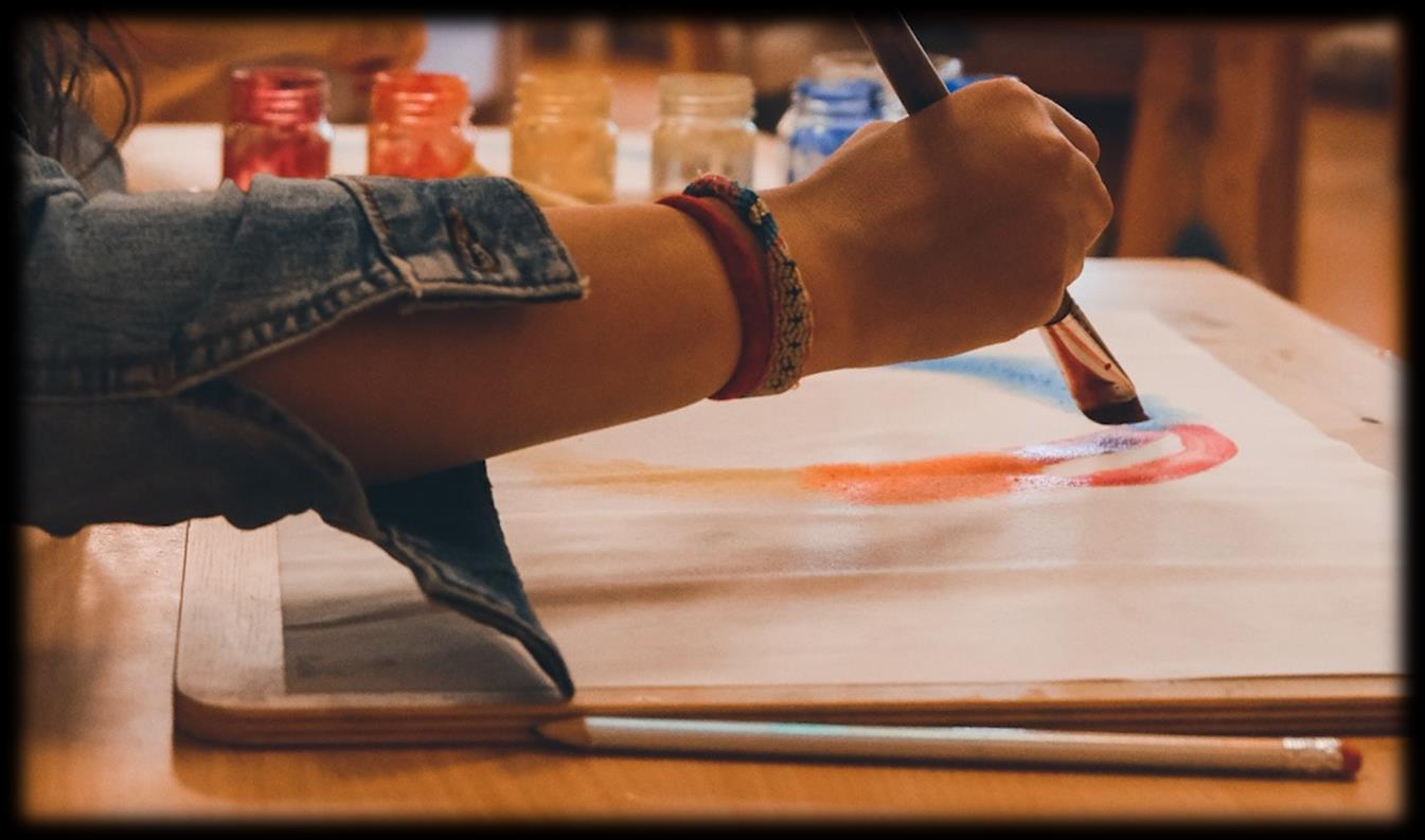 Een leerling maakt een creatieve tekening met waterverf bij Vrije School De Berkel in Zutphen. Een leerling maakt een creatieve tekening met waterverf bij Vrije School De Berkel in Zutphen.