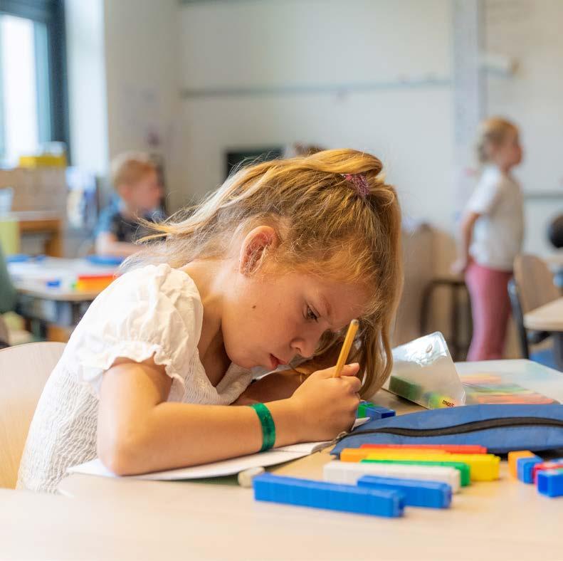 Een leerling op Basisschool EigenWijs in Veldhoven is geconcentreerd aan het werk met kleuren en materialen. Een leerling op Basisschool EigenWijs in Veldhoven is geconcentreerd aan het werk met kleuren en materialen.