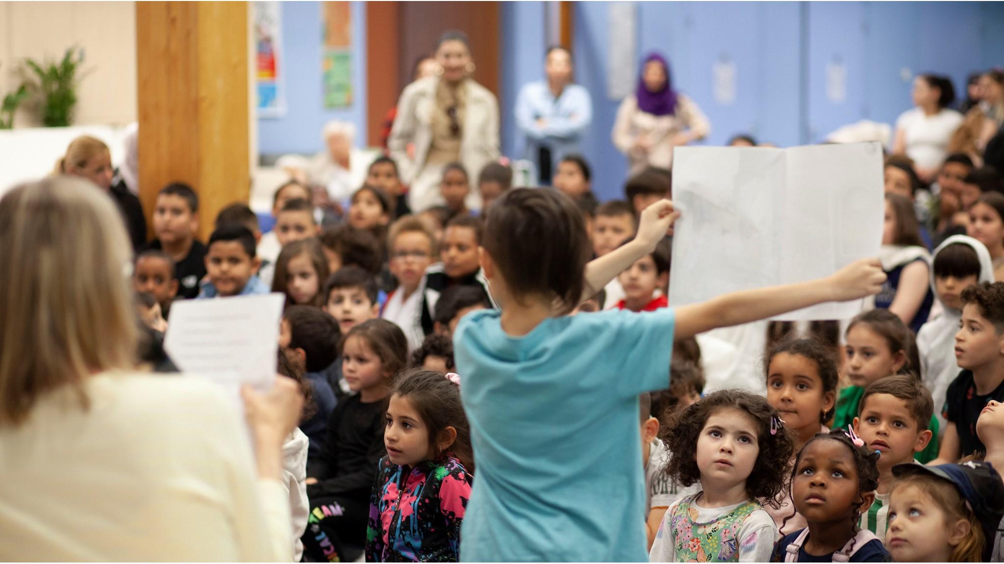 Een leerling presenteert tijdens een bijeenkomst op de Johannesschool in Amsterdam. Een leerling presenteert tijdens een bijeenkomst op de Johannesschool in Amsterdam.