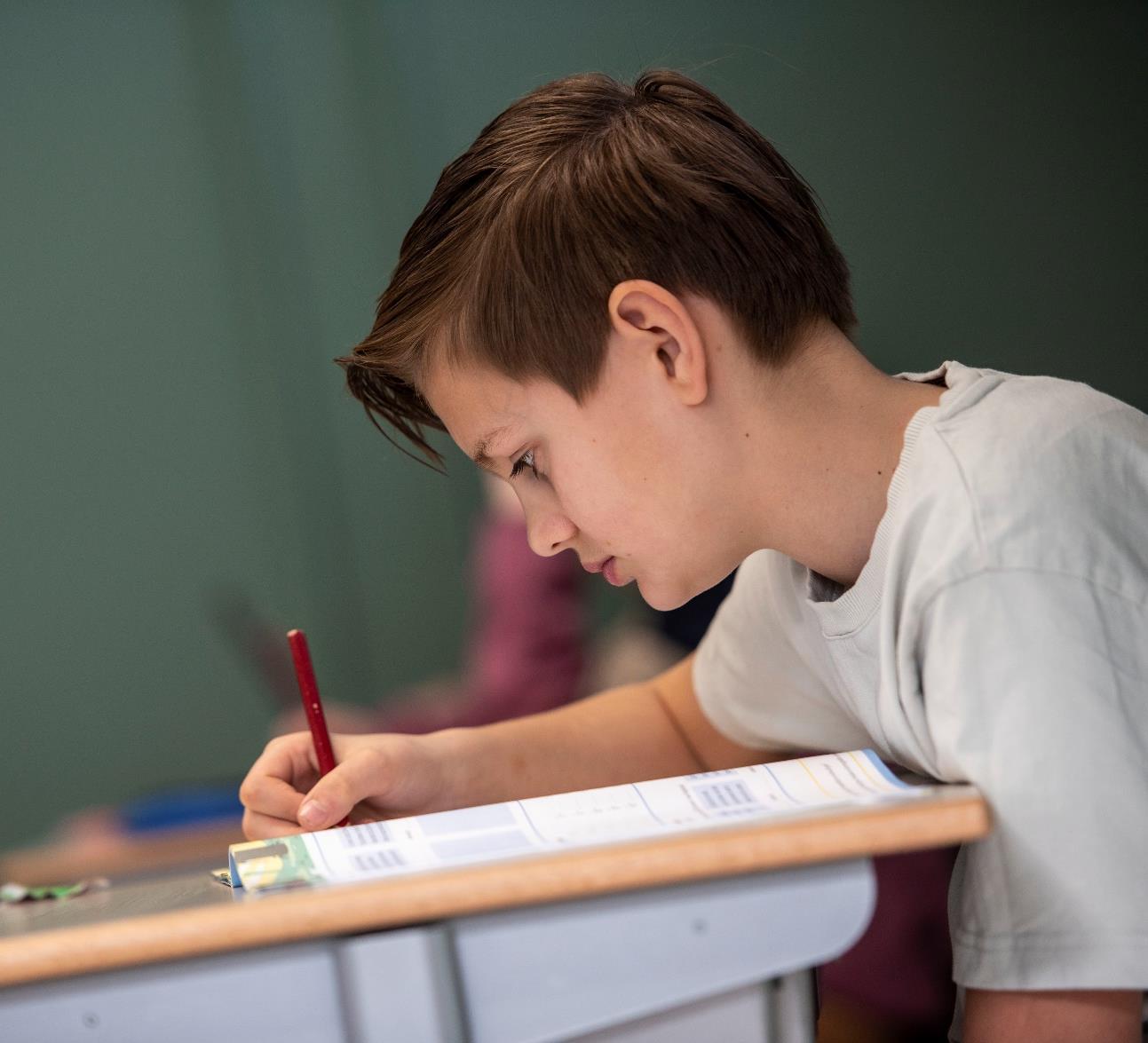 Een leerling schrijf in de klas van Het Mozaïek in Almelo. Een leerling schrijf in de klas van Het Mozaïek in Almelo.