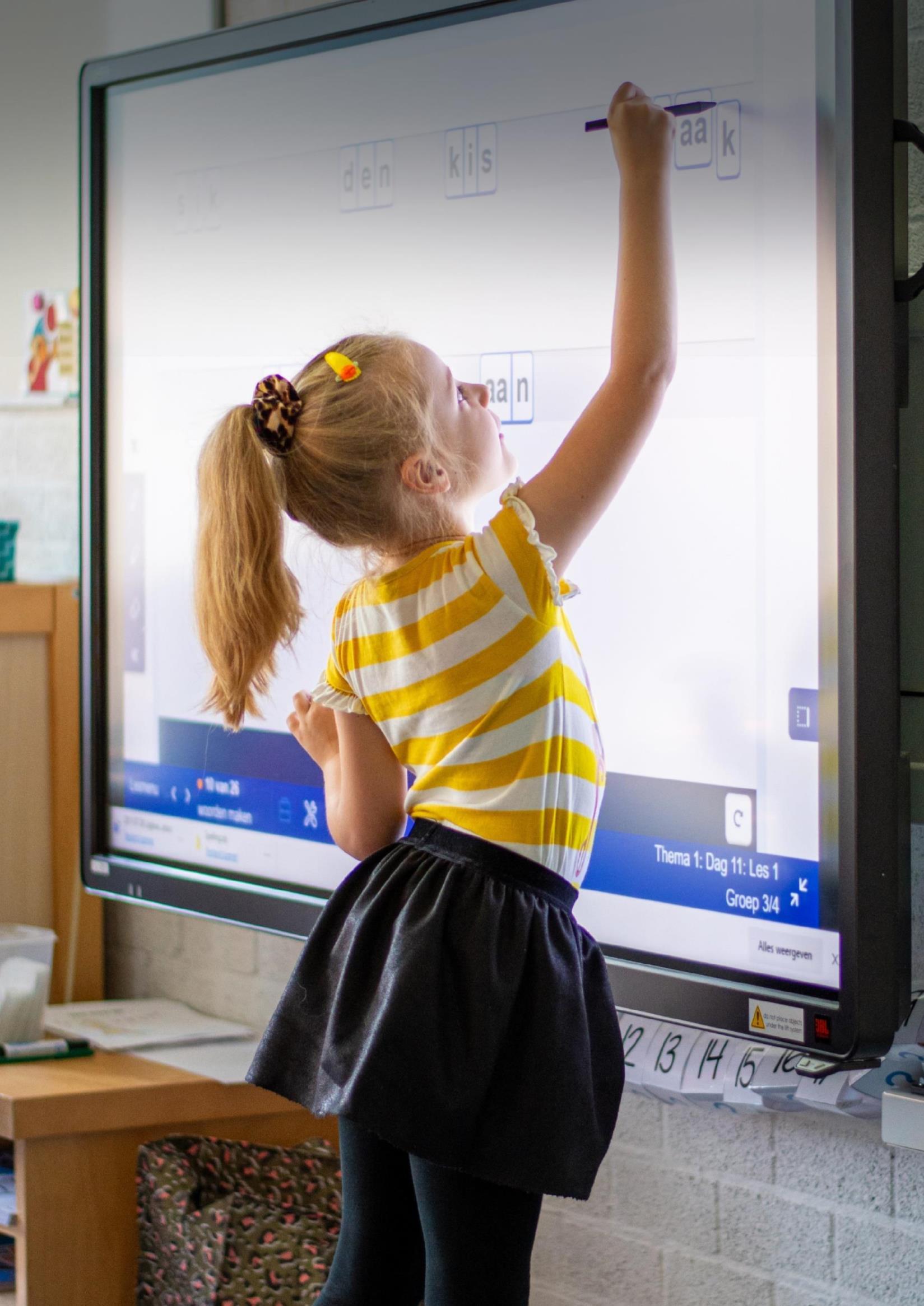 Een leerling schrijft op een digitaal schoolbord in CBS De Adelaar in Wolvega. Een leerling schrijft op een digitaal schoolbord in CBS De Adelaar in Wolvega.