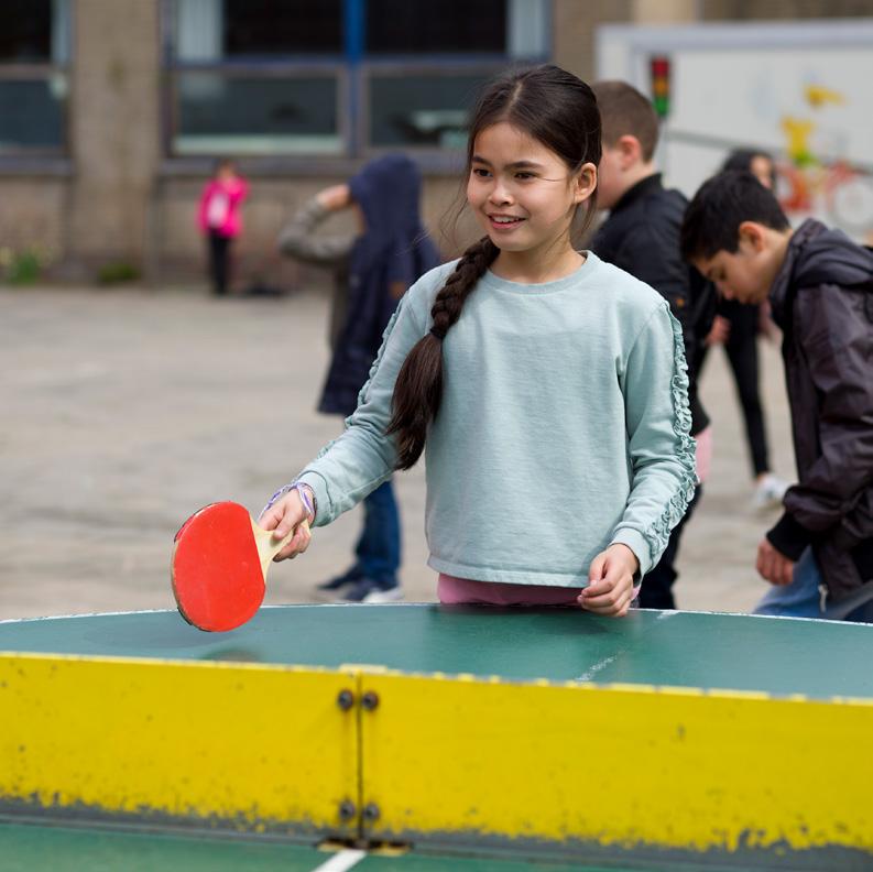 Een leerling speelt tafeltennis op het schoolplein van CBS Waalse Louise de Coligny in Den Haag. Een leerling speelt tafeltennis op het schoolplein van CBS Waalse Louise de Coligny in Den Haag.