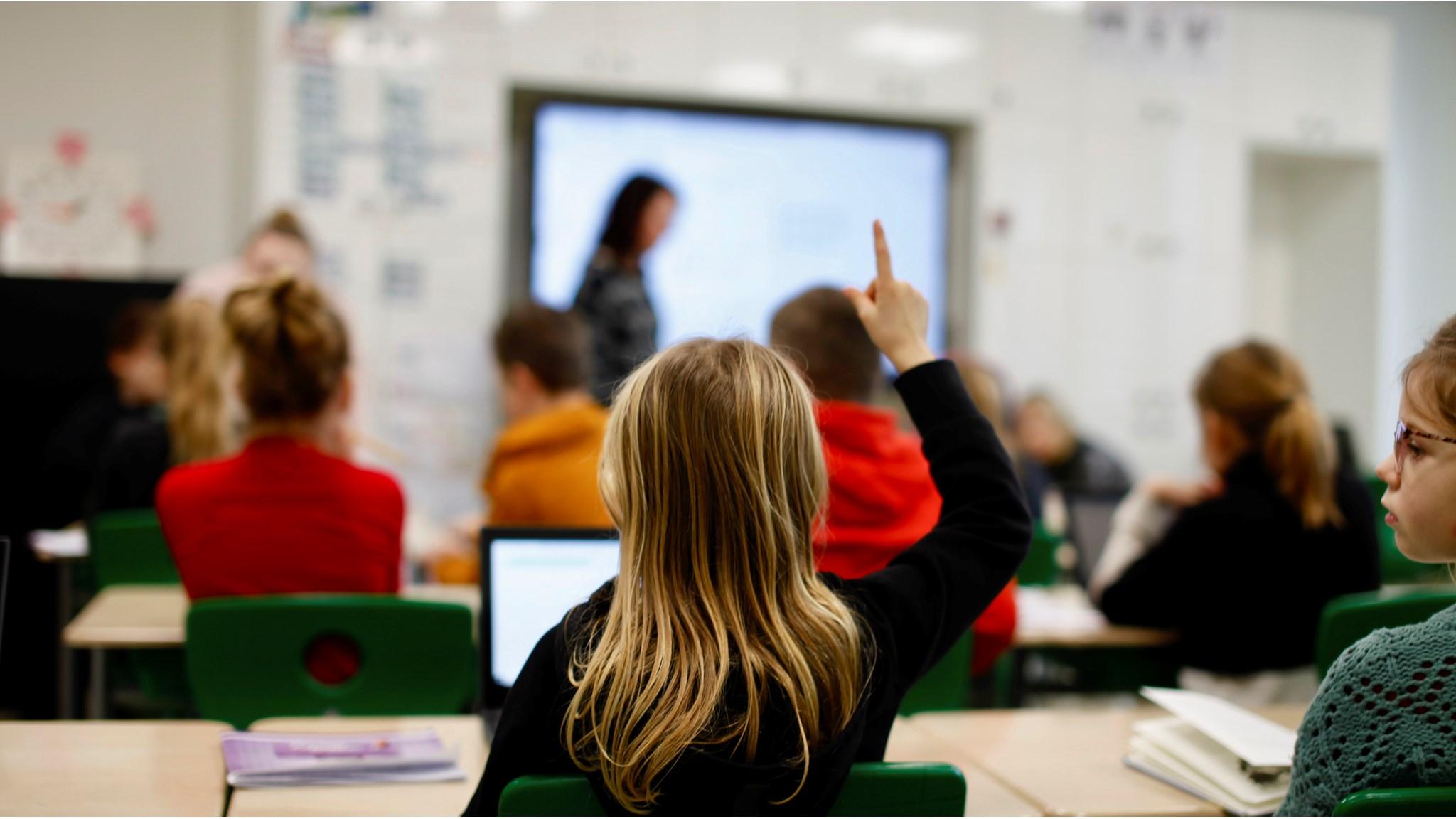 Een leerling steekt zijn hand op in de klas van OBS 'Het Tweespan', locatie Schelluinen. Een leerling steekt zijn hand op in de klas van OBS 'Het Tweespan', locatie Schelluinen.
