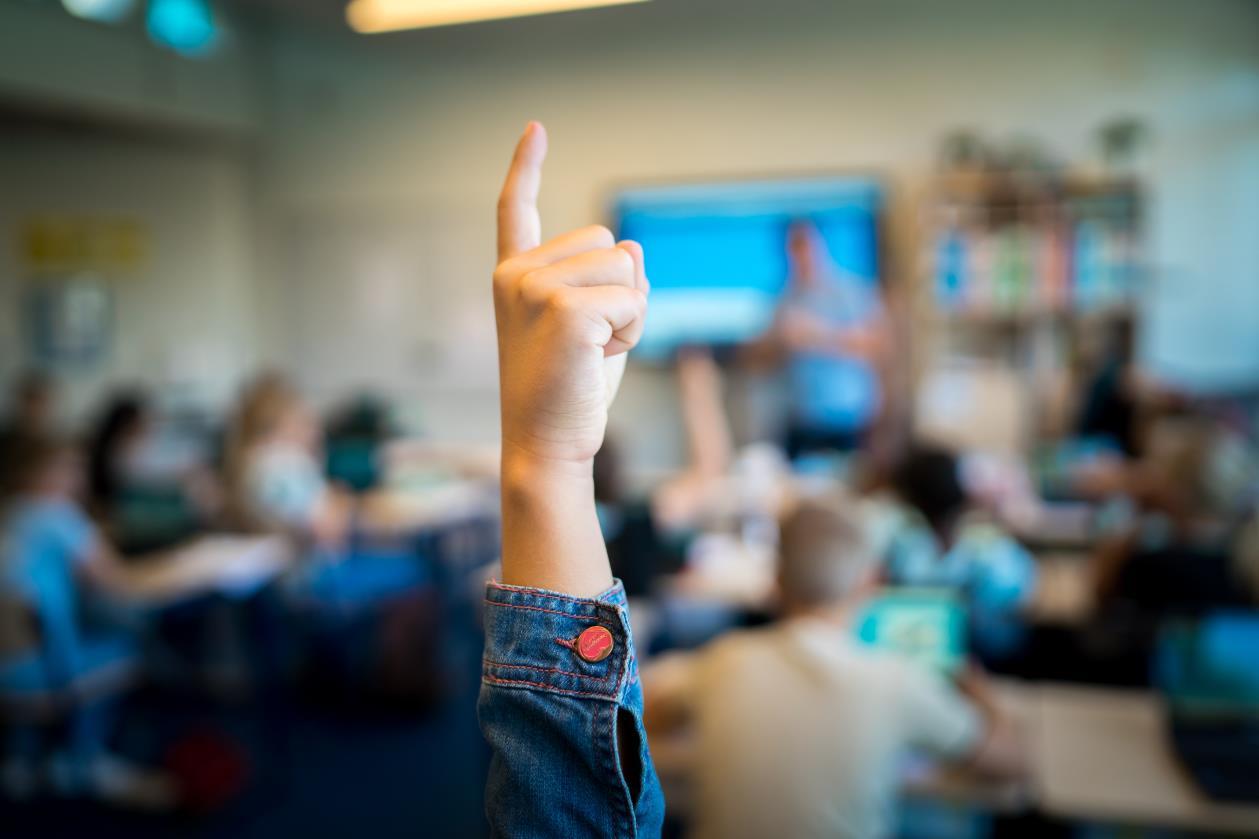 Een leerling steekt zijn hand op in de klas van Protestants Christelijke Basisschool het Kompas in Krimpen aan den IJssel. Een leerling steekt zijn hand op in de klas van Protestants Christelijke Basisschool het Kompas in Krimpen aan den IJssel.