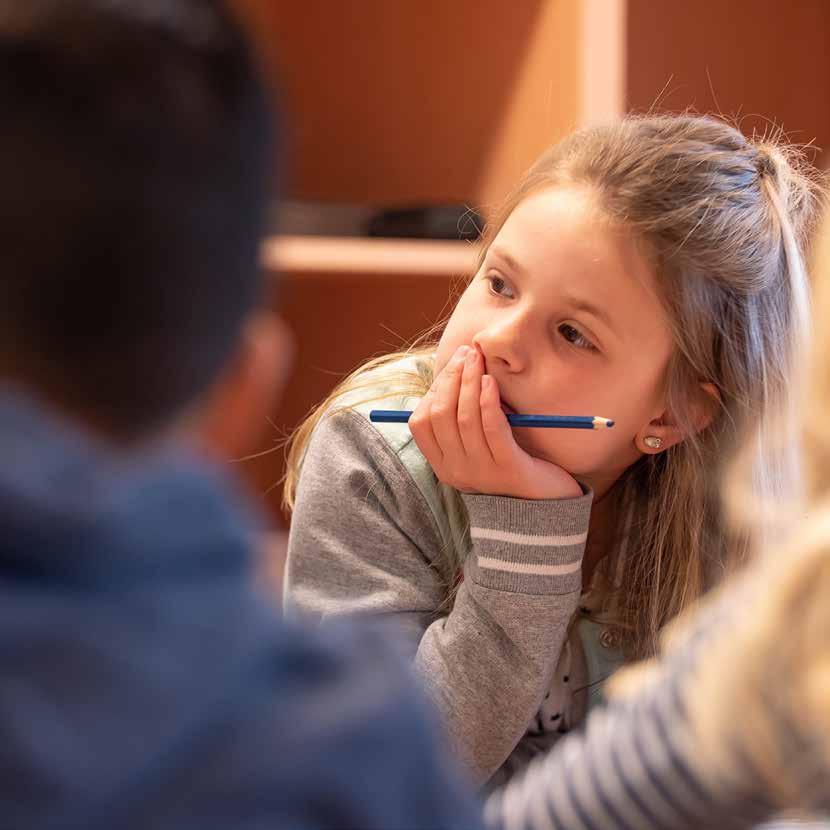 Een leerling van ATO-kindcentrum De Hoven in Rosmalen is diep in gedachten terwijl ze naar een medeleerling kijkt. Een leerling van ATO-kindcentrum De Hoven in Rosmalen is diep in gedachten terwijl ze naar een medeleerling kijkt.