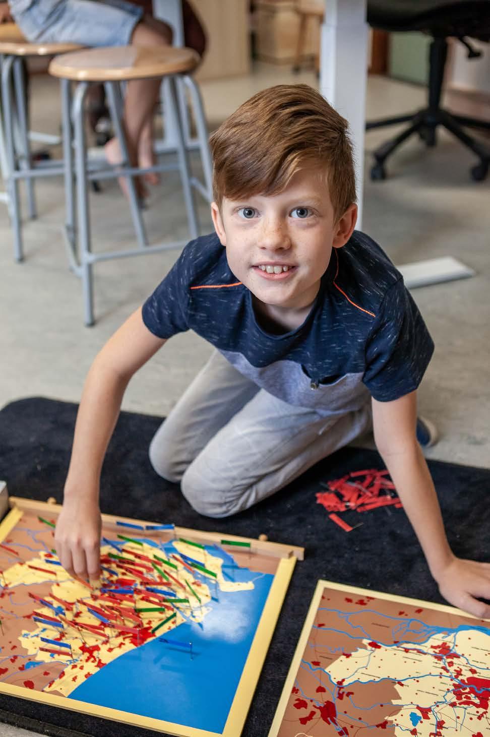Een leerling van Basisschool De Hovenier in Montfort speelt met kaarten tijdens een creatieve les. Een leerling van Basisschool De Hovenier in Montfort speelt met kaarten tijdens een creatieve les.