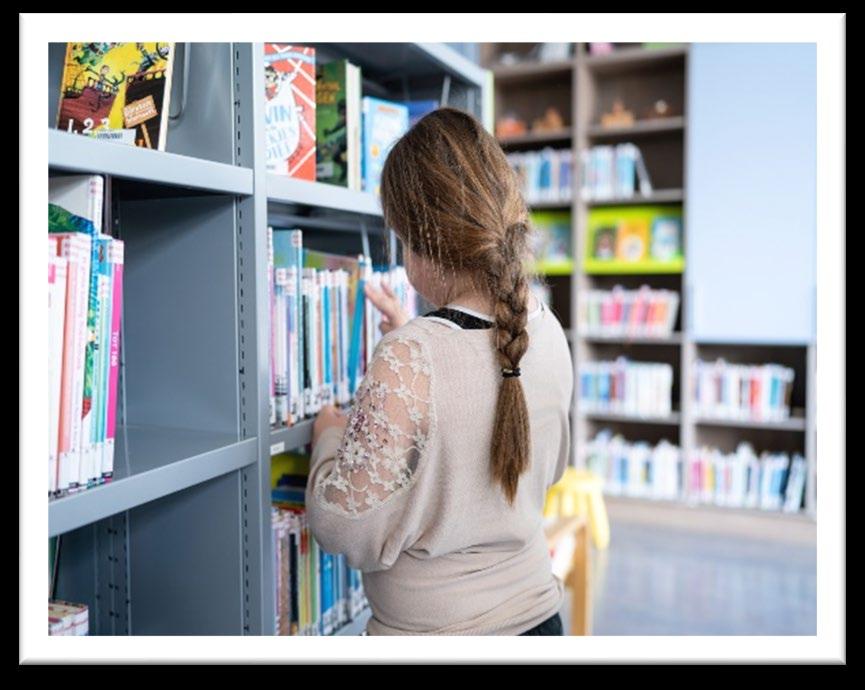 Een leerling van Basisschool de Kasteeltuin in Roermond kijkt naar boeken in de schoolbibliotheek. Een leerling van Basisschool de Kasteeltuin in Roermond kijkt naar boeken in de schoolbibliotheek.