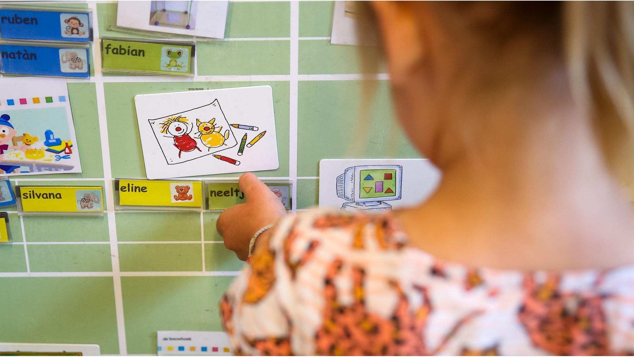 Een leerling van Basisschool De Piramide in Deurne wijst naar een illustratie op het klasbord. Een leerling van Basisschool De Piramide in Deurne wijst naar een illustratie op het klasbord.