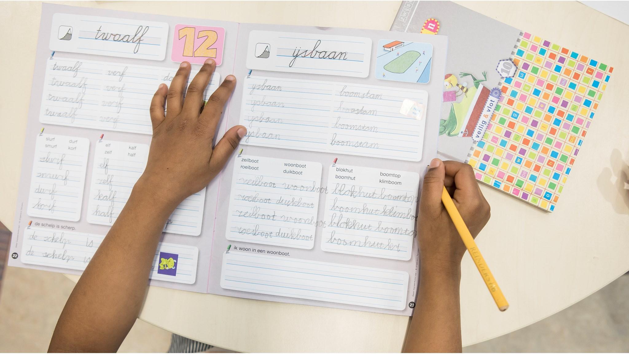 Een leerling van Basisschool de Vijfmaster in Veghel werkt in zijn schrift met oefeningen. Een leerling van Basisschool de Vijfmaster in Veghel werkt in zijn schrift met oefeningen.