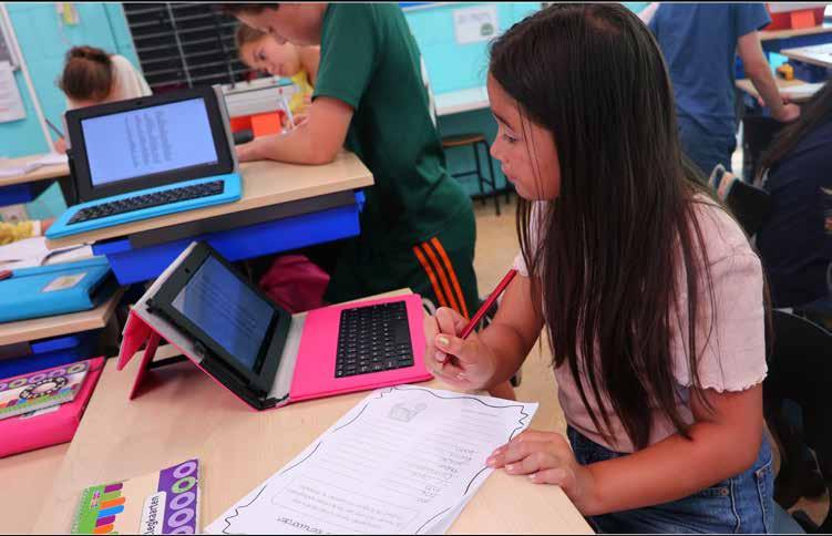 Een leerling van Basisschool De Vlinderboom in Maastricht werkt aan haar schoolopdracht met behulp van een tablet. Een leerling van Basisschool De Vlinderboom in Maastricht werkt aan haar schoolopdracht met behulp van een tablet.