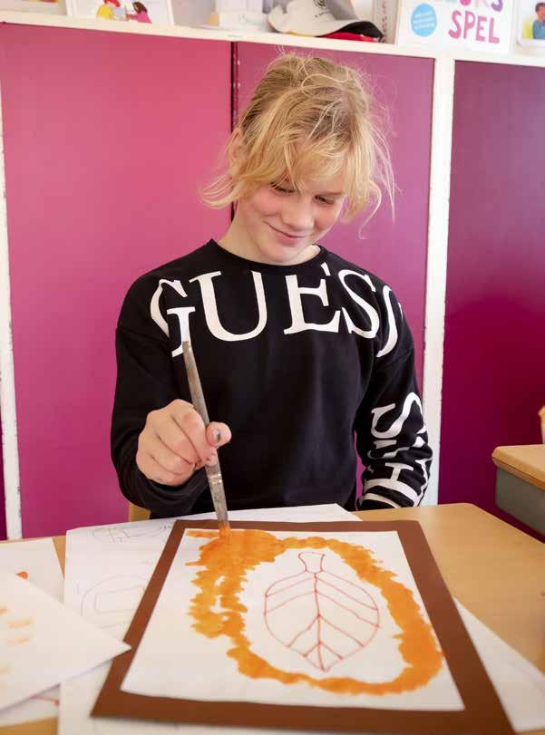 Een leerling van basisschool Het Mozaïek in Houten is bezig met schilderen tijdens een creatieve les. Een leerling van basisschool Het Mozaïek in Houten is bezig met schilderen tijdens een creatieve les.