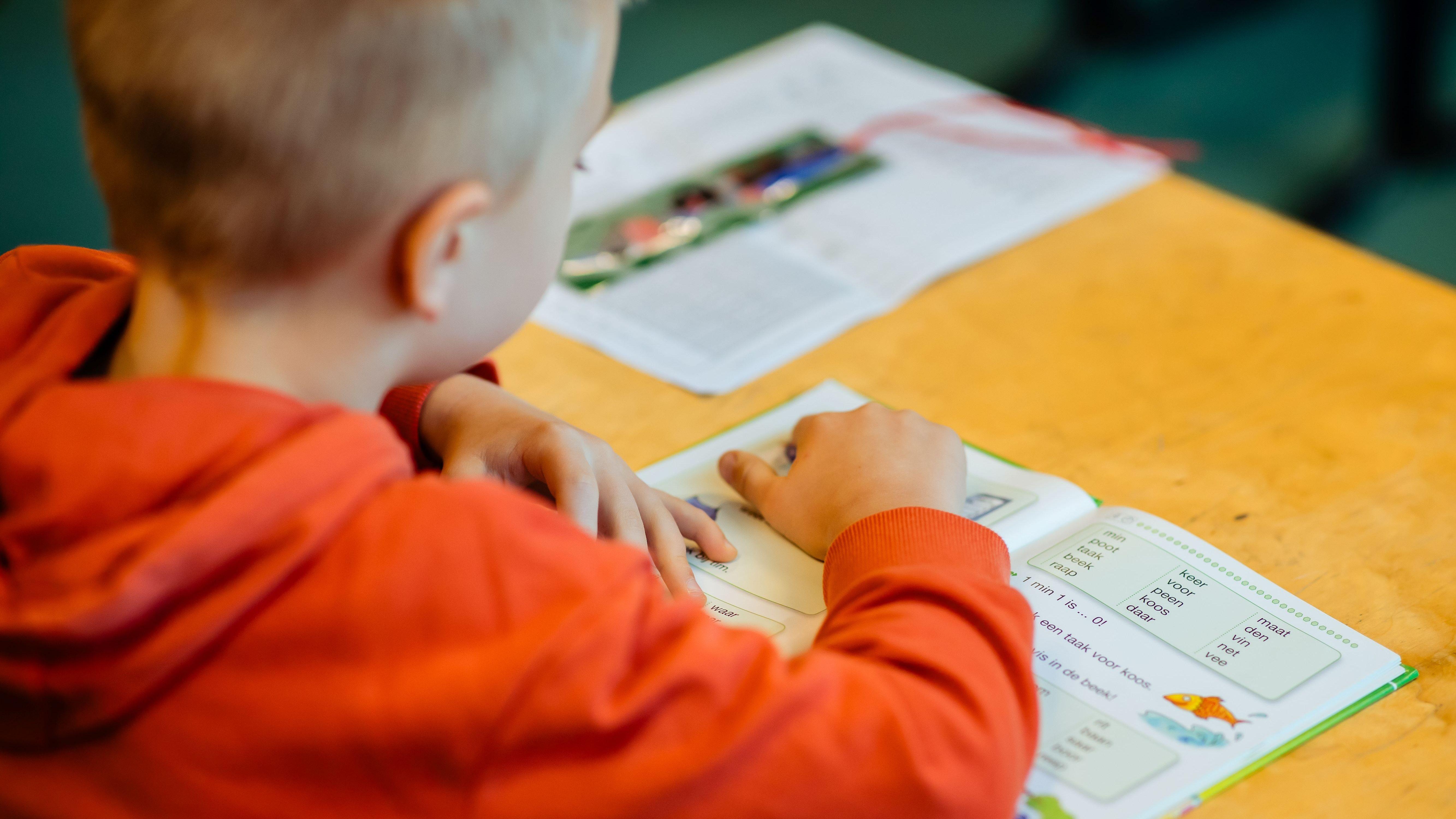 Een leerling van Basisschool Het Tweespan in Giessenburg is bezig met een boek tijdens de les. Een leerling van Basisschool Het Tweespan in Giessenburg is bezig met een boek tijdens de les.