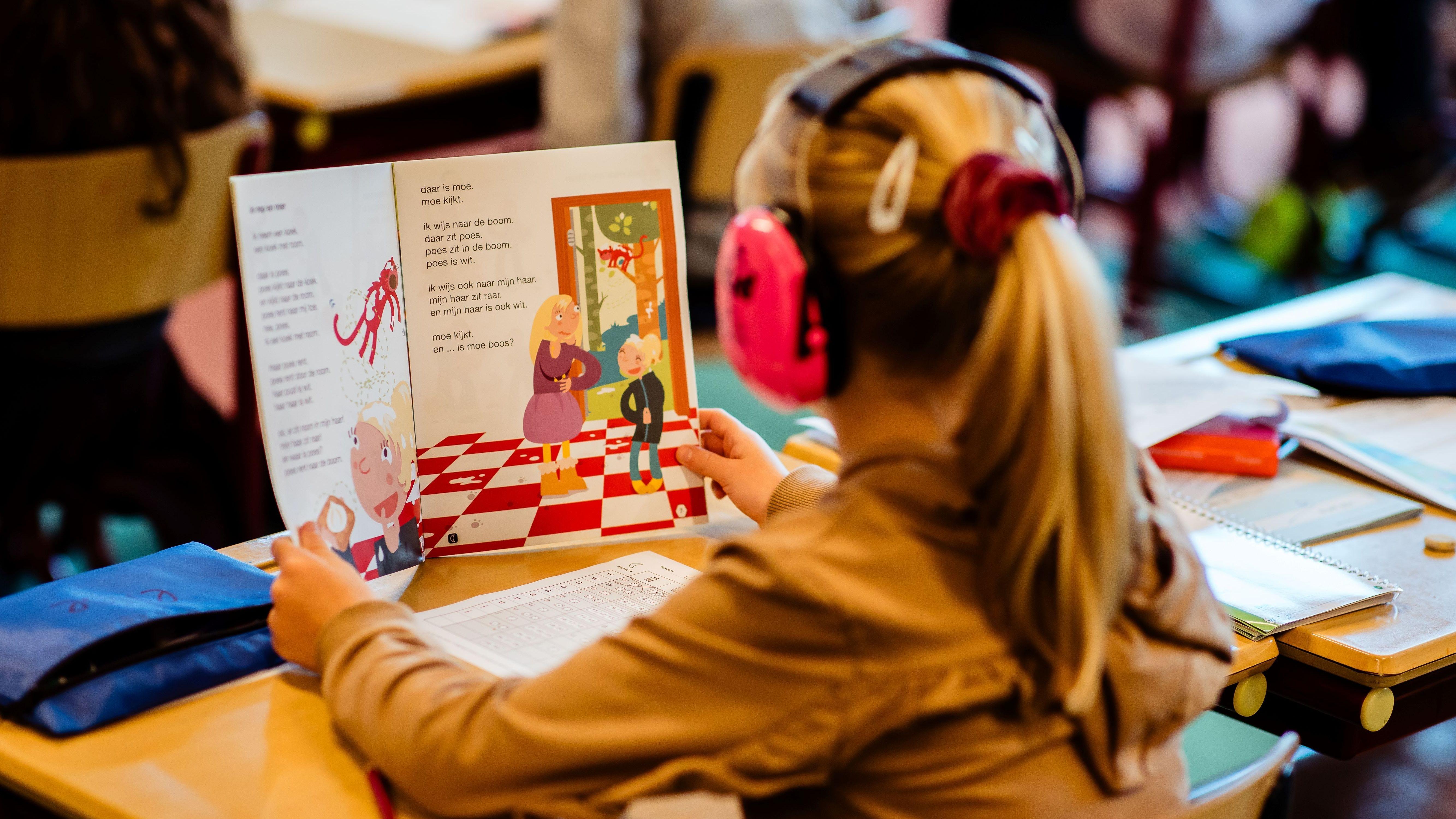 Een leerling van Basisschool Het Tweespan in Giessenburg leest een boek in de klas. Een leerling van Basisschool Het Tweespan in Giessenburg leest een boek in de klas.