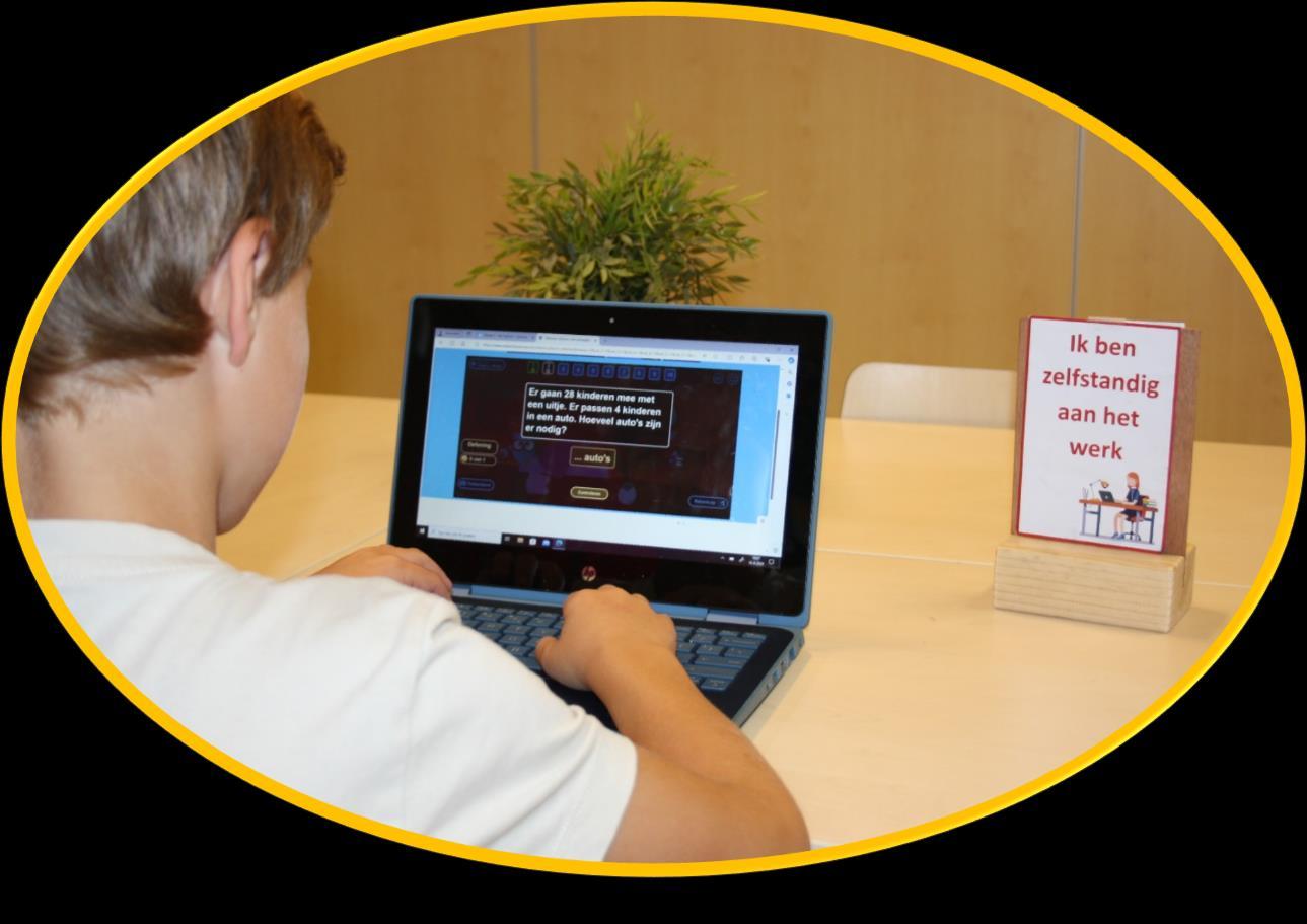 Een leerling van Basisschool Jan Ligthart in Zelhem werkt zelfstandig aan de laptop.