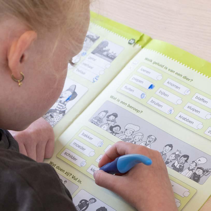 Een leerling van basisschool Palmenhof in Middelburg werkt in een boek over beroepen en dierengeluiden. Een leerling van basisschool Palmenhof in Middelburg werkt in een boek over beroepen en dierengeluiden.