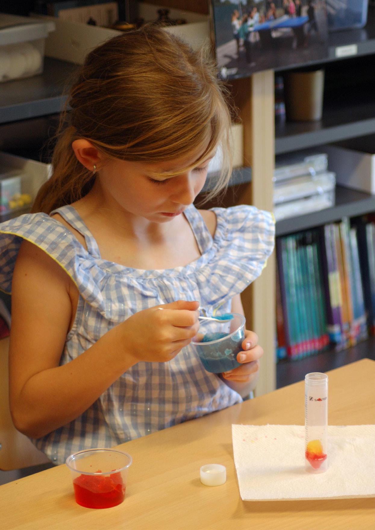 Een leerling van Basisschool Sint Jozef in Nuenen maakt een kleurexperiment met verschillende verfpotten. Een leerling van Basisschool Sint Jozef in Nuenen maakt een kleurexperiment met verschillende verfpotten.