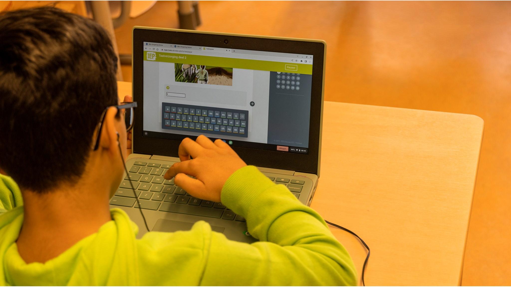 Een leerling van Basisschool Valkenheuvel in Driebergen-Rijsenburg is bezig met digitale taaloefeningen op een laptop. Een leerling van Basisschool Valkenheuvel in Driebergen-Rijsenburg is bezig met digitale taaloefeningen op een laptop.