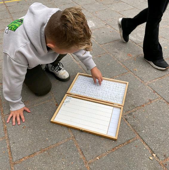Een leerling van Bs de Disselboom in Wintelre gebruikt een educatief bord op het schoolplein. Een leerling van Bs de Disselboom in Wintelre gebruikt een educatief bord op het schoolplein.