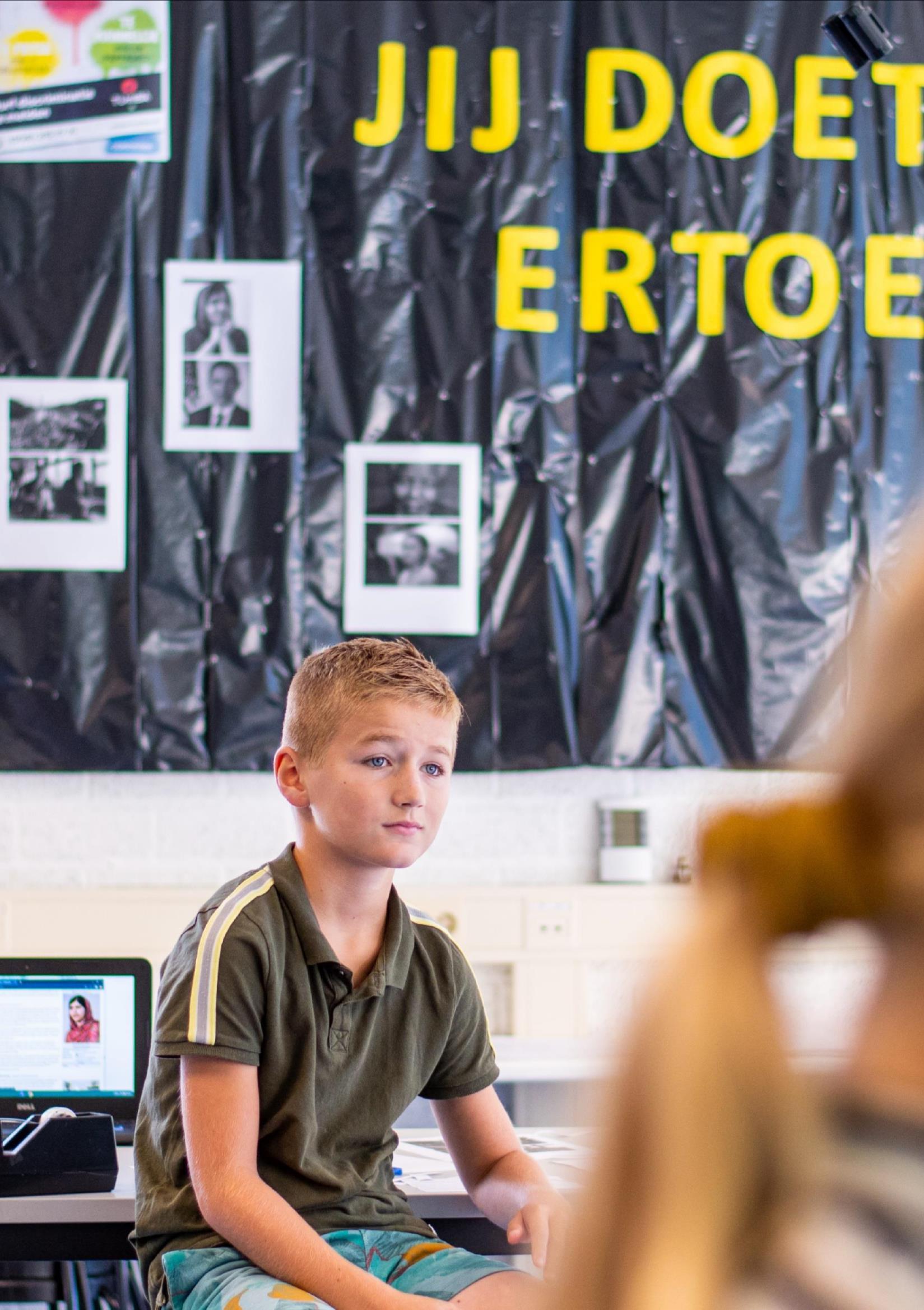 Een leerling van CBS De Adelaar in Wolvega zit in de klas terwijl hij luistert naar instructies. Een leerling van CBS De Adelaar in Wolvega zit in de klas terwijl hij luistert naar instructies.