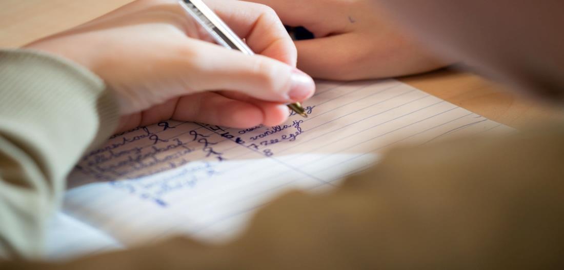 Een leerling van CBS De Open Poort in Asperen schrijft in zijn schrift. Een leerling van CBS De Open Poort in Asperen schrijft in zijn schrift.