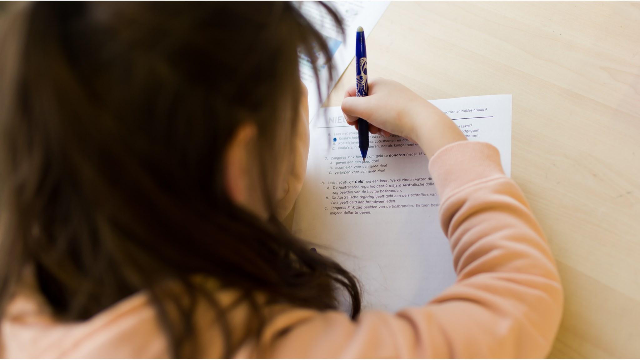Een leerling van CBS de Waterhof in Delft is bezig met het invullen van een opdracht op papier. Een leerling van CBS de Waterhof in Delft is bezig met het invullen van een opdracht op papier.