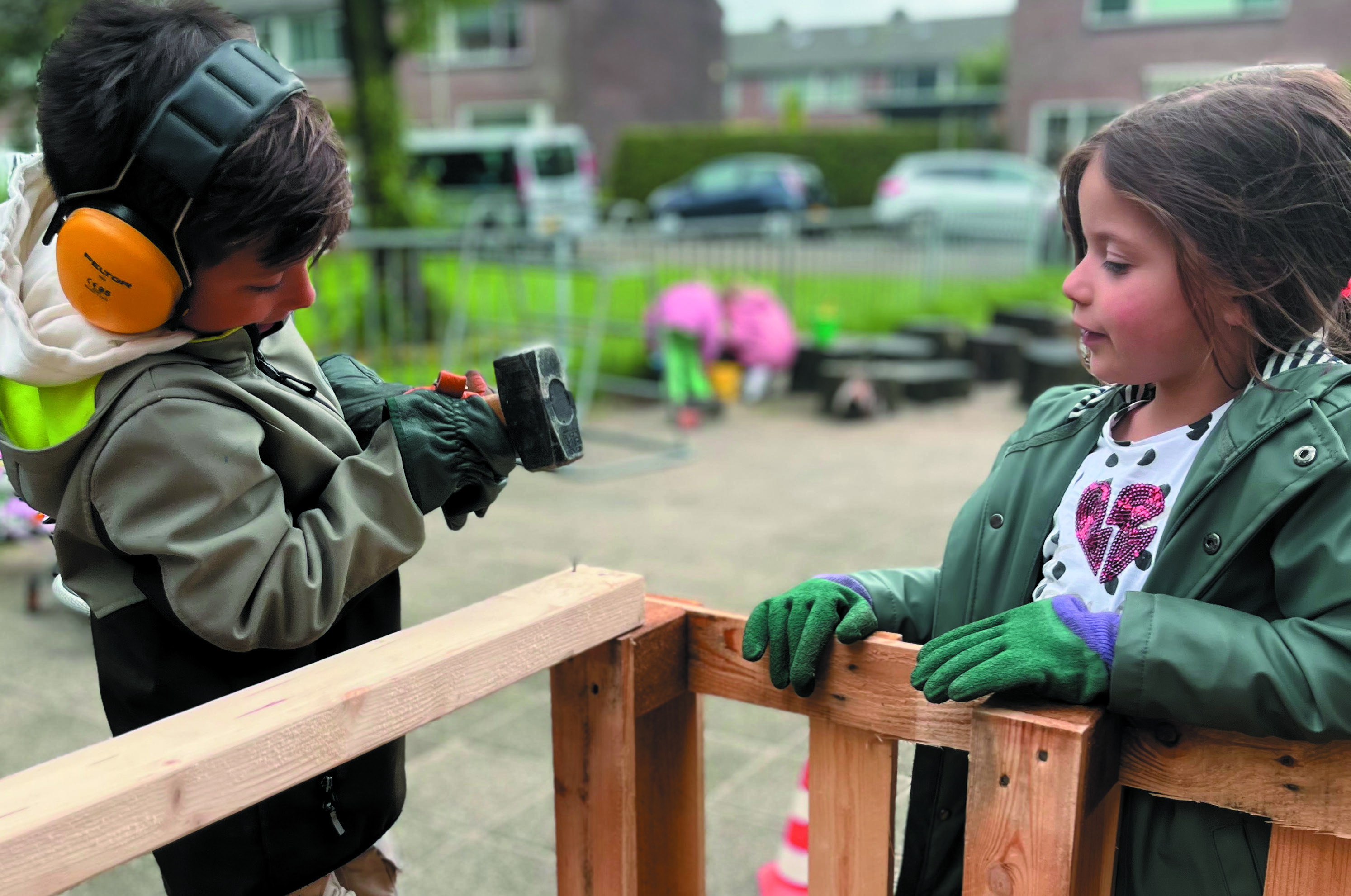 Een leerling van Christelijke Basisschool De Hoeksteen in Leersum met een glimlach aan zijn bureau. Een leerling van Christelijke Basisschool De Hoeksteen in Leersum met een glimlach aan zijn bureau.