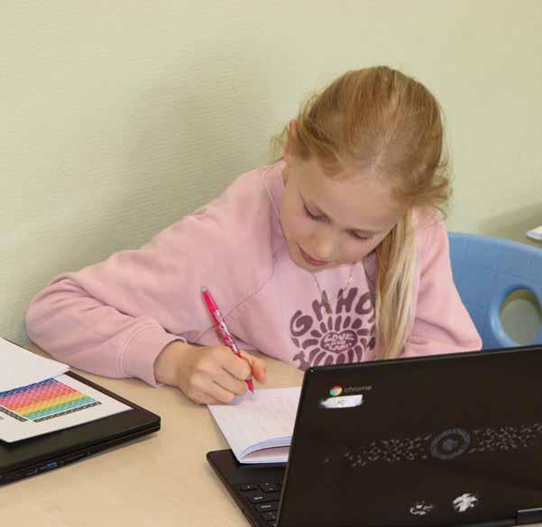 Een leerling van Christelijke Basisschool De Hoeksteen in Leersum schrijft in een notitieboekje tijdens een les. Een leerling van Christelijke Basisschool De Hoeksteen in Leersum schrijft in een notitieboekje tijdens een les.