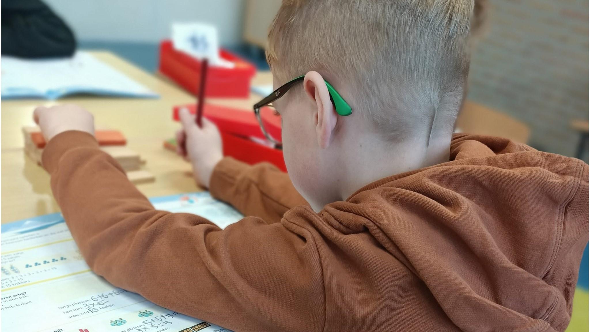 Een leerling van Christelijke Basisschool De Veenbrug in Daarlerveen werkt aandachtig aan een schoolopdracht. Een leerling van Christelijke Basisschool De Veenbrug in Daarlerveen werkt aandachtig aan een schoolopdracht.