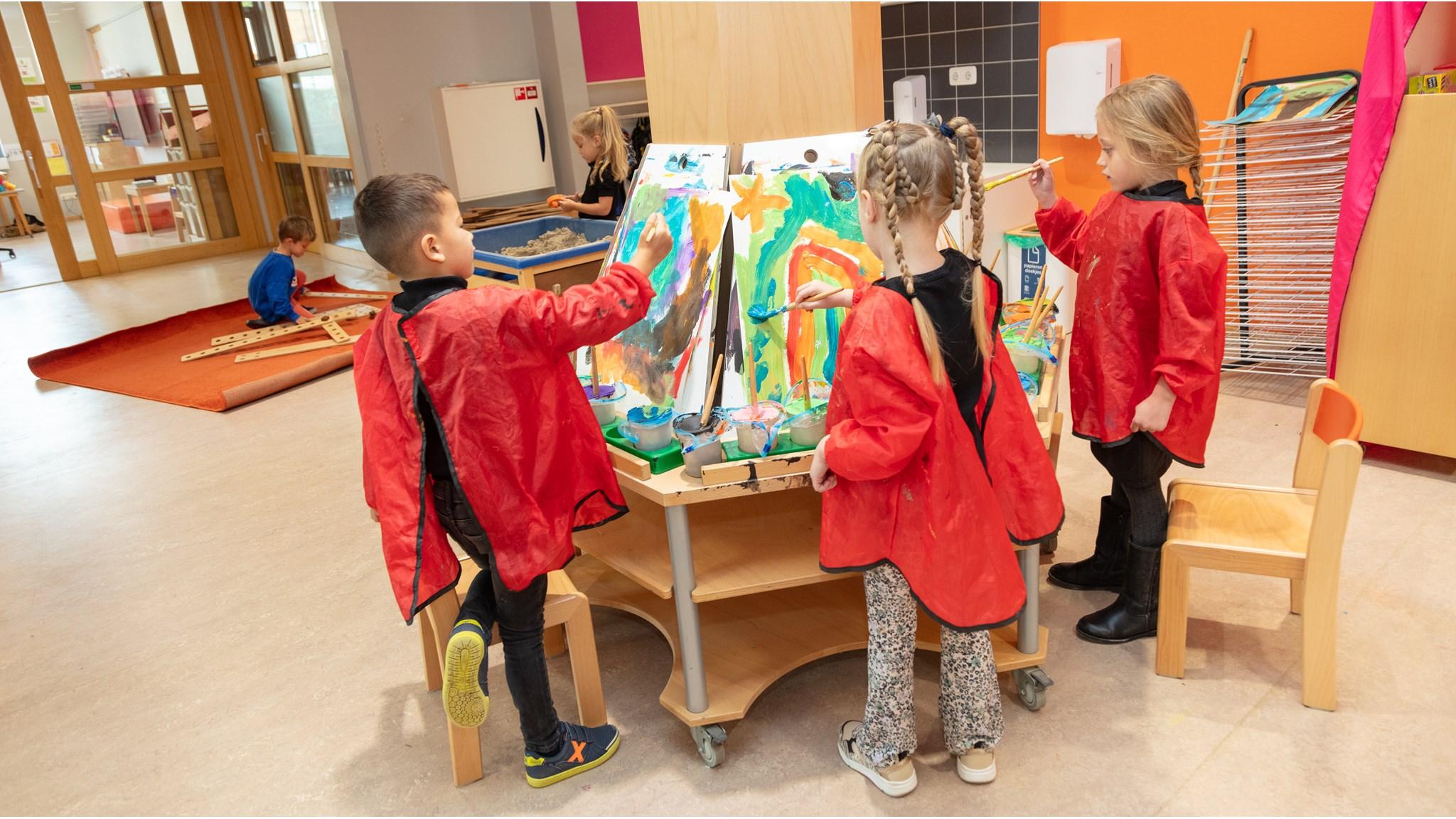 Een leerling van De Achtbaan in Tiel is bezig met zijn huiswerk aan een bureau in de klas. Een leerling van De Achtbaan in Tiel is bezig met zijn huiswerk aan een bureau in de klas.