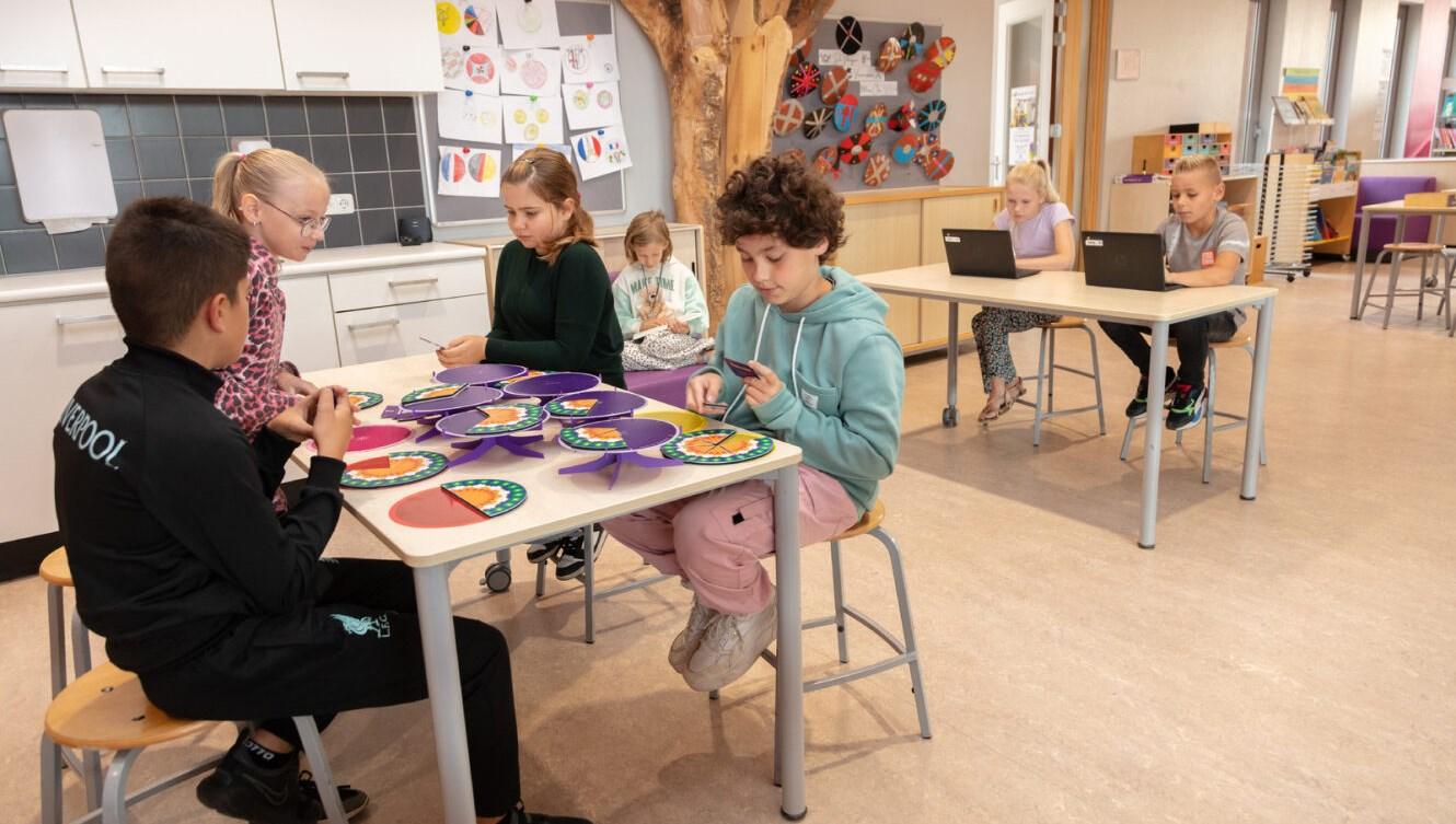 Een leerling van De Achtbaan in Tiel krijgt persoonlijke begeleiding van een lerares tijdens het maken van schoolwerk. Een leerling van De Achtbaan in Tiel krijgt persoonlijke begeleiding van een lerares tijdens het maken van schoolwerk.