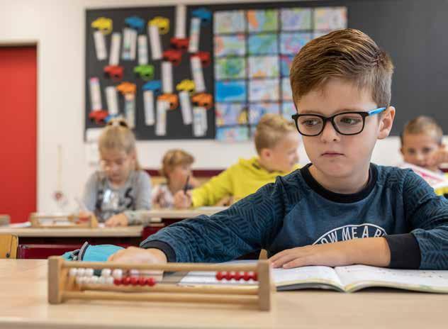 Een leerling van De Achtbaan in Tiel werkt geconcentreerd met een telraam in de klas. Een leerling van De Achtbaan in Tiel werkt geconcentreerd met een telraam in de klas.