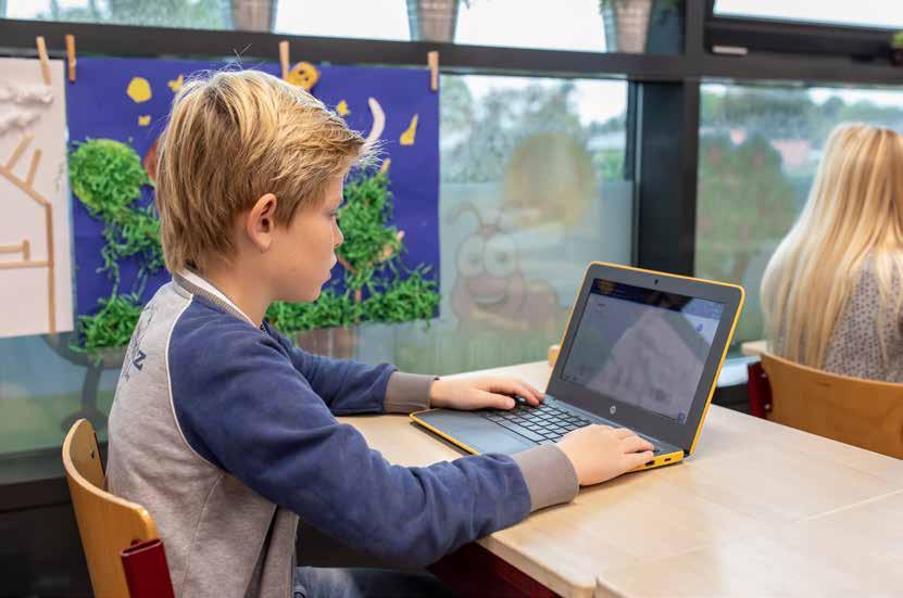 Een leerling van De Achtbaan in Tiel werkt geconcentreerd op een laptop in de klas. Een leerling van De Achtbaan in Tiel werkt geconcentreerd op een laptop in de klas.