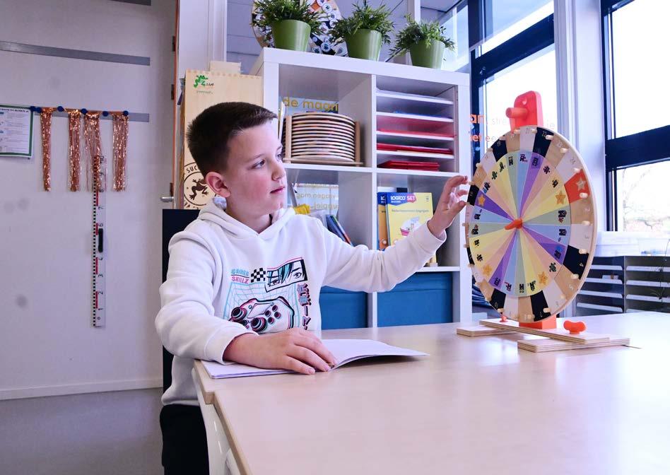 Een leerling van de Christelijke Basisschool Avonturijn in Hilversum speelt met een draaibaar wiel in de klas. Een leerling van de Christelijke Basisschool Avonturijn in Hilversum speelt met een draaibaar wiel in de klas.