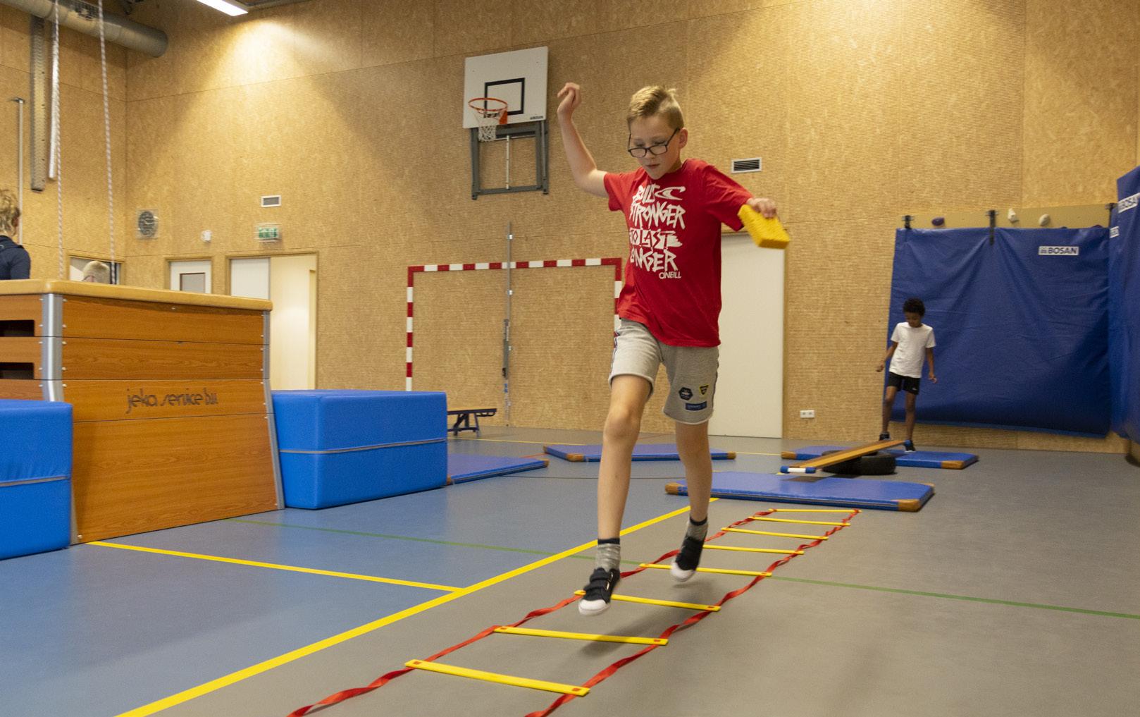 Een leerling van De Cirkel Christelijk Onderwijs ZML in Gorinchem werkt aan zijn motorische vaardigheden in de gymzaal.