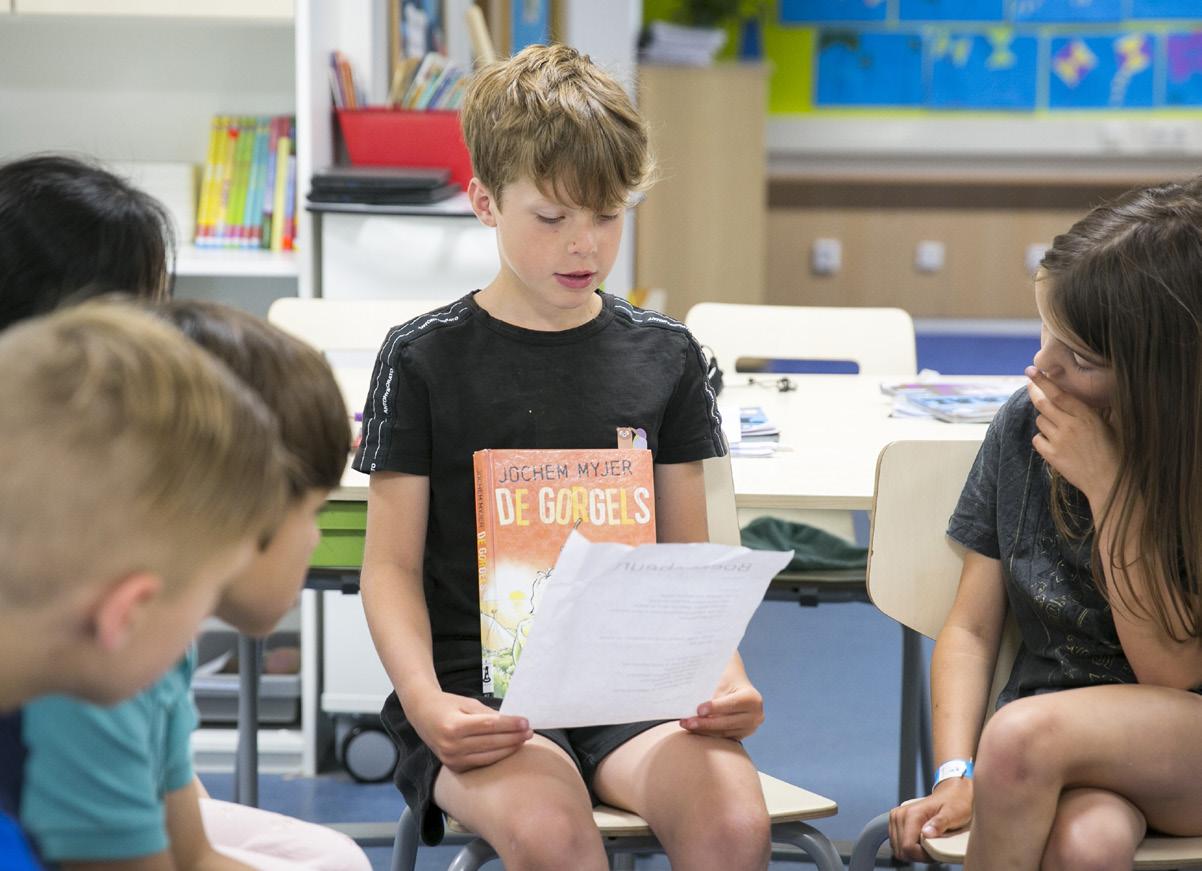 Een leerling van De Fontein Houten leest voor in de klas. Een leerling van De Fontein Houten leest voor in de klas.