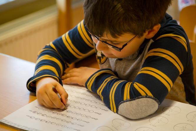Een leerling van de Gabriëlschool in Putten is geconcentreerd bezig met een schrijfopdracht. Een leerling van de Gabriëlschool in Putten is geconcentreerd bezig met een schrijfopdracht.
