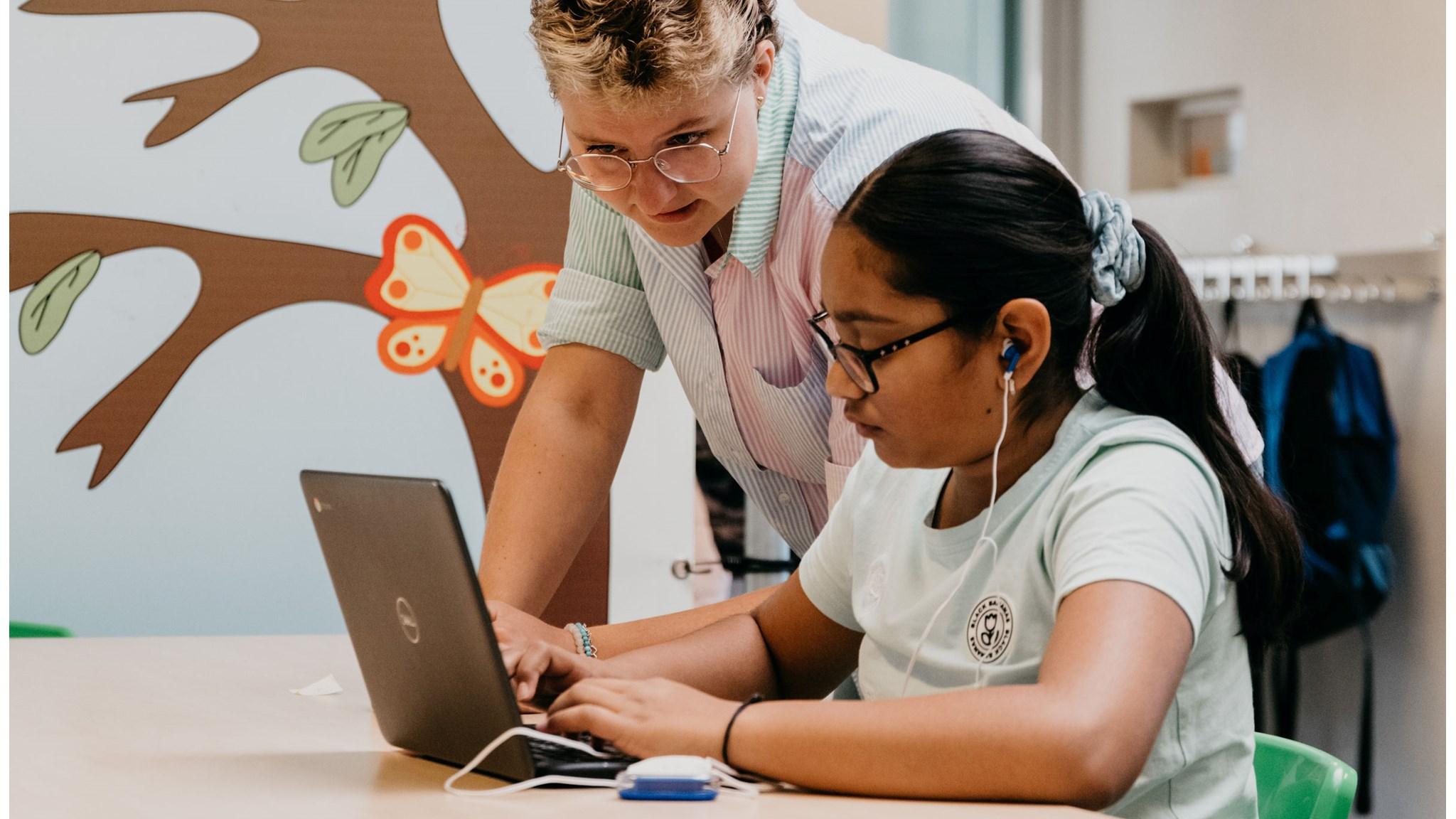 Een leerling van de Goede Herderschool in Rotterdam ontvangt begeleiding bij het werken op een laptop. Een leerling van de Goede Herderschool in Rotterdam ontvangt begeleiding bij het werken op een laptop.